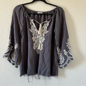 Chic Connection Women’s Boho Shirt Fits a Small Gray Floral Embroidered Flare